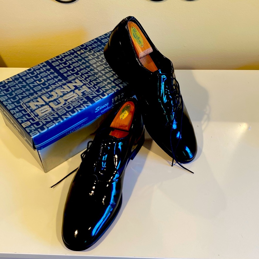 Men’s dress Oxford shoes- black patent.